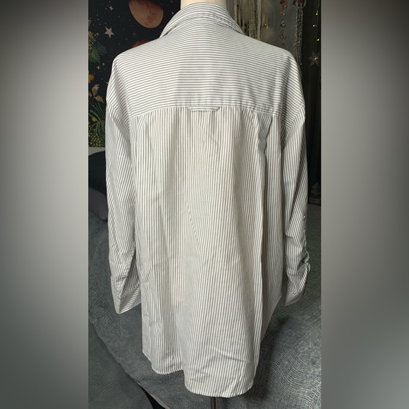 3/$20 Gloria Vanderbilt Button Up Collar
Roll Tab Long Sleeve Shirt Size XL - Picture 3 of 15